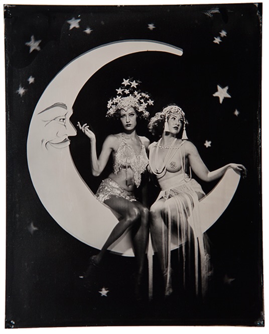 This Mothers’ Day weekend, paper moon portraits courtesy of @tintypecentral at @thelightroom_sydney Use your imagination, book early, shoot for the moon! Link for bookings in bio…